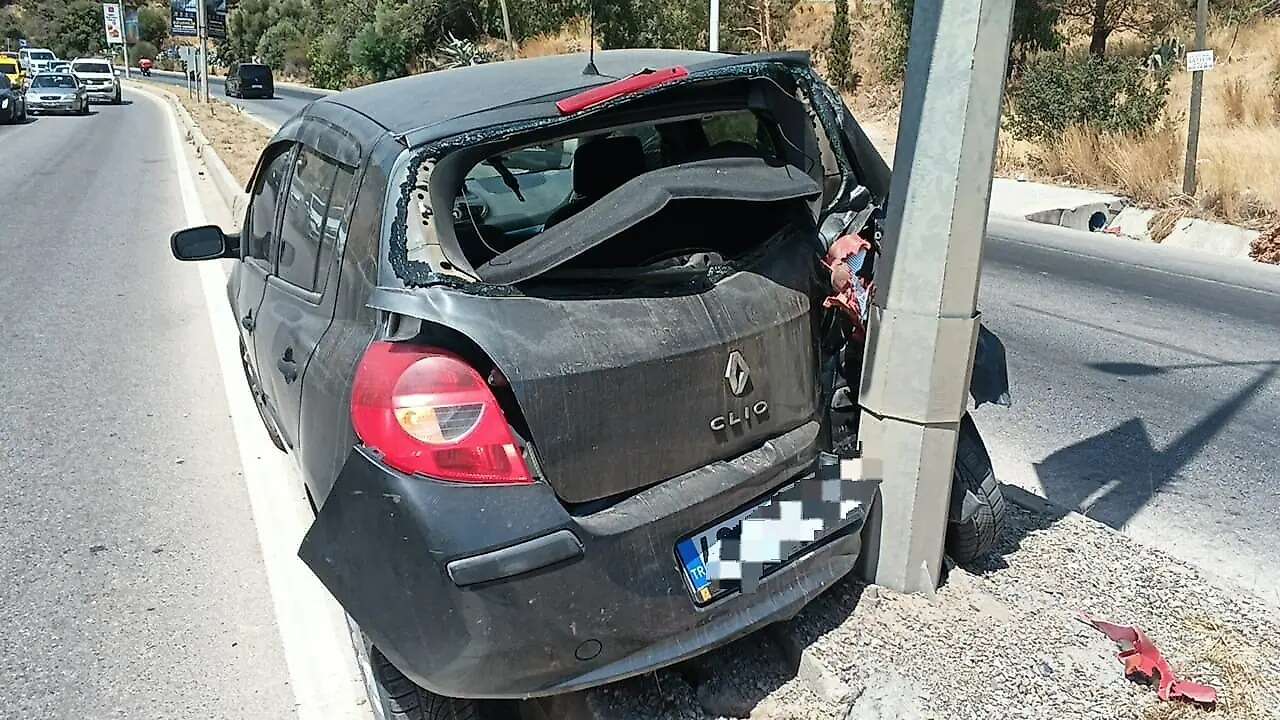 Muğla’da Refüje Çıkan Araç Aydınlatma Direğine Çarptı 2